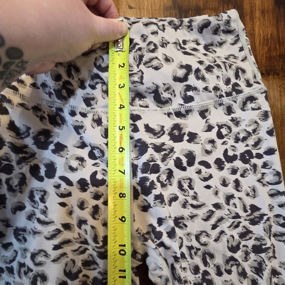 Varley light grey cheetah print leggings size small, athletic wear - Picture 10 of 11